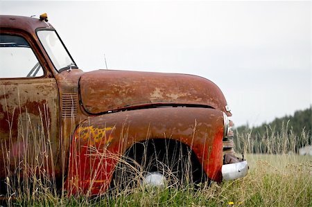 vintage car abandoned in a field in rural Wyoming Photographie de stock - Aubaine LD & Abonnement, Code: 400-04439545