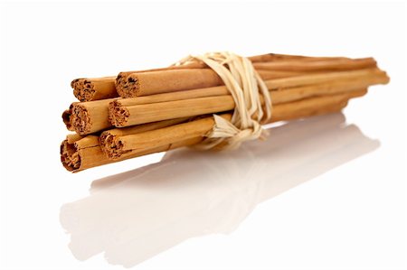 simsearch:400-04791848,k - Sticks of cinnamon joined with string on the white background. Shallow DOF Photographie de stock - Aubaine LD & Abonnement, Code: 400-04439716