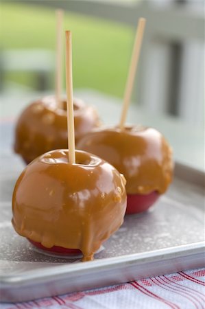 Carmel toffee apples fresh out of the oven Fotografie stock - Microstock e Abbonamento, Codice: 400-04430337