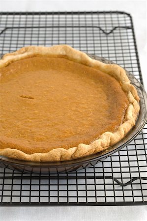 Pumpkin Pie on a cooling rack Foto de stock - Super Valor sin royalties y Suscripción, Código: 400-04430349