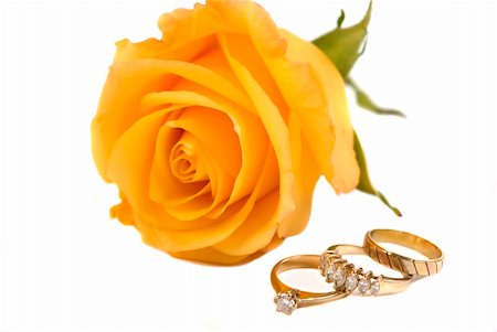 simsearch:400-04095393,k - Yellow rose, engagement, anniversary and wedding rings Fotografie stock - Microstock e Abbonamento, Codice: 400-04430641