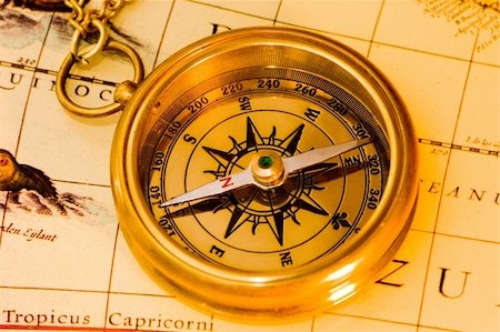 simsearch:859-03039351,k - Old style brass compass on antique  map Photographie de stock - Aubaine LD & Abonnement, Code: 400-04430866
