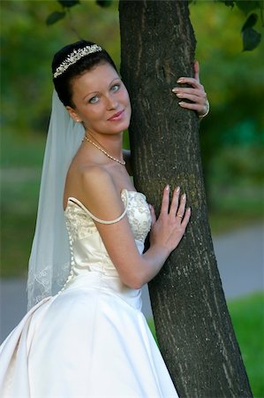 diadème - Portrait of the beautiful bride worth near a tree Stock Photo - Budget Royalty-Free & Subscription, Code: 400-04431050