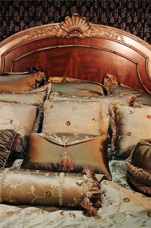 simsearch:400-03961189,k - Double bed with beautiful linen - home interiors Fotografie stock - Microstock e Abbonamento, Codice: 400-04431481