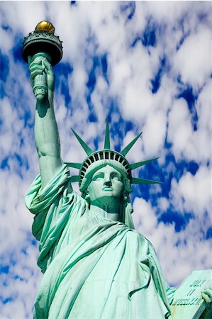 simsearch:400-04939442,k - Statue of Liberty against a blue sky Foto de stock - Super Valor sin royalties y Suscripción, Código: 400-04431784