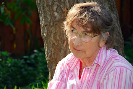 simsearch:400-06107800,k - Portrait of an elderly woman sitting outside on green grass Photographie de stock - Aubaine LD & Abonnement, Code: 400-04431780