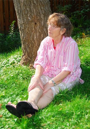 simsearch:400-06107800,k - Portrait of an elderly woman sitting outside on green grass Photographie de stock - Aubaine LD & Abonnement, Code: 400-04431781