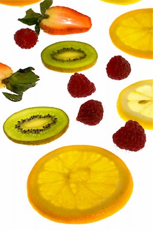 simsearch:400-04763797,k - Fresh strawberries, kiwis, oranges, lemons and raspberries  - a delicious and nutritious snack. Foto de stock - Royalty-Free Super Valor e Assinatura, Número: 400-04432368