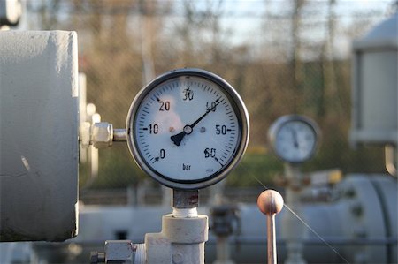 simsearch:400-05304897,k - Gauges, tanks and tubes belonging to a control and conditioning station for natural gas Stockbilder - Microstock & Abonnement, Bildnummer: 400-04432546