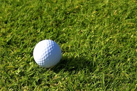 Single golf ball lying on green grass on fairway. Photographie de stock - Aubaine LD & Abonnement, Code: 400-04433081