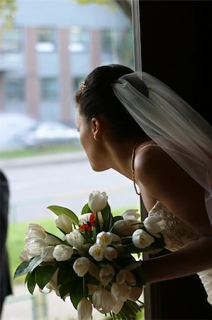 diadème - The bride with a bouquet looks out a door Stock Photo - Budget Royalty-Free & Subscription, Code: 400-04433232