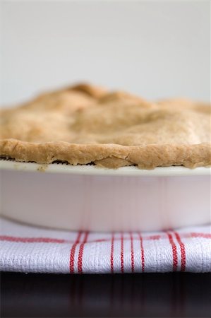 Fresh Baked apple Pie on a red and white kitchen towel Stockbilder - Microstock & Abonnement, Bildnummer: 400-04433399