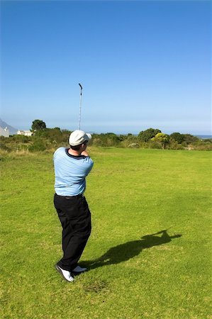 simsearch:400-04942072,k - Golfer following the shot from the fairway. Foto de stock - Royalty-Free Super Valor e Assinatura, Número: 400-04433550