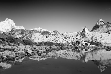 simsearch:400-04431142,k - This picture was taken at a small run off lake near Gokyo's 5th lake. Mount Everest is in the background in the center. Note the nice lake reflection. Fotografie stock - Microstock e Abbonamento, Codice: 400-04433571