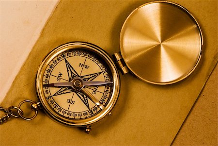 simsearch:400-07714543,k - Old style brass compass on antique book background Fotografie stock - Microstock e Abbonamento, Codice: 400-04433721