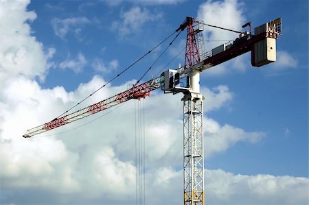 simsearch:400-04392741,k - High rise crane with a cloudy blue sky backdrop Foto de stock - Super Valor sin royalties y Suscripción, Código: 400-04433736