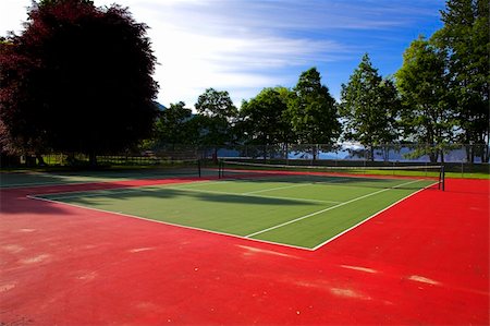 wide angle of colorful tennis court over blue sky Foto de stock - Super Valor sin royalties y Suscripción, Código: 400-04444138
