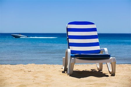simsearch:400-04045508,k - sun bed on a white beach and a yacht in the distance Stock Photo - Budget Royalty-Free & Subscription, Code: 400-04444152