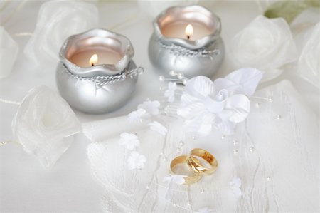 simsearch:400-04574409,k - Wedding rings with roses in white Stock Photo - Budget Royalty-Free & Subscription, Code: 400-04445305