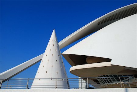 Public Building under a blue sky with beautiful lines and curves. Foto de stock - Royalty-Free Super Valor e Assinatura, Número: 400-04445976