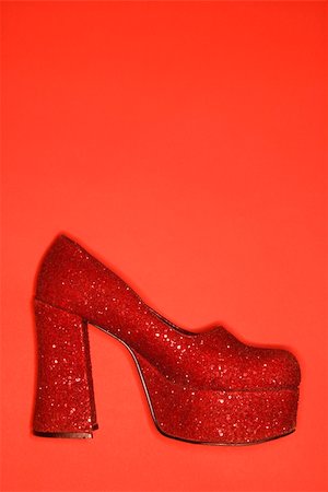 Red glitter high heel shoe against red background. Photographie de stock - Aubaine LD & Abonnement, Code: 400-04446284