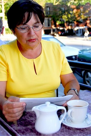 simsearch:400-04026005,k - Mature woman reading papers in outdoor cafe looking concerned Foto de stock - Super Valor sin royalties y Suscripción, Código: 400-04446967