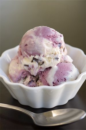 Raspberry Chocolate Chip Ice Cream Foto de stock - Super Valor sin royalties y Suscripción, Código: 400-04447139