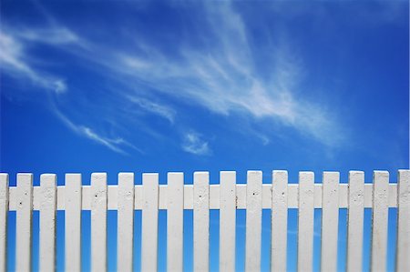 photo picket garden - A white fence and blue sky. Photographie de stock - Aubaine LD & Abonnement, Code: 400-04447497