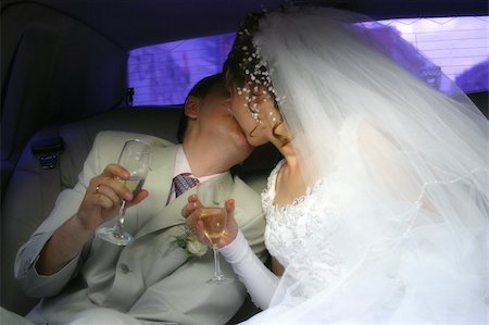 simsearch:400-04440941,k - Newly-married couple kiss Fotografie stock - Microstock e Abbonamento, Codice: 400-04447572