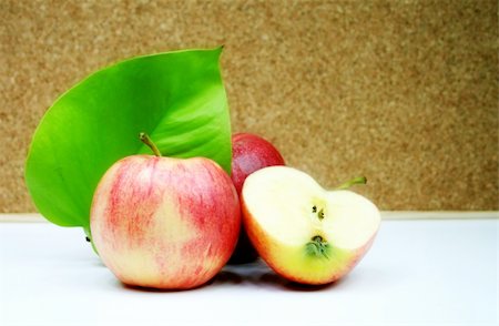 simsearch:400-03990146,k - A green leaf with an red apple - health, diet Foto de stock - Royalty-Free Super Valor e Assinatura, Número: 400-04448114