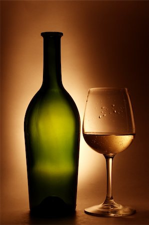 Green bottle and glass with white wine Fotografie stock - Microstock e Abbonamento, Codice: 400-04448365