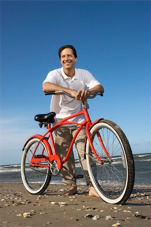 simsearch:400-04953081,k - Caucasian mid-adult man posing with red bicycle on beach. Foto de stock - Royalty-Free Super Valor e Assinatura, Número: 400-04448402