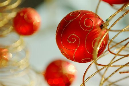 simsearch:400-04499150,k - Some christmas balls decorated on a golden frame made tree Foto de stock - Royalty-Free Super Valor e Assinatura, Número: 400-04448583