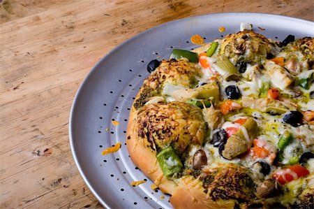 Fresh out of the oven! A delicious deep dish pizza. Stockbilder - Microstock & Abonnement, Bildnummer: 400-04448684