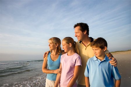 simsearch:400-03923192,k - Portrait of Caucasian family of four posing on beach looking at ocean. Foto de stock - Super Valor sin royalties y Suscripción, Código: 400-04448891