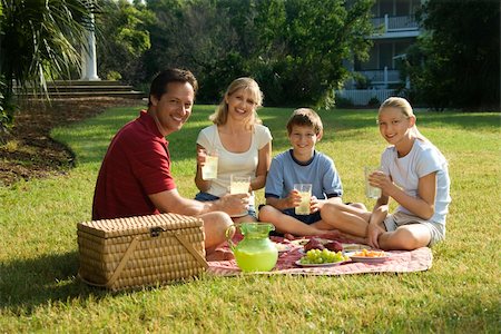 simsearch:400-04953081,k - Caucasian family of four having picnic in park. Foto de stock - Royalty-Free Super Valor e Assinatura, Número: 400-04448904