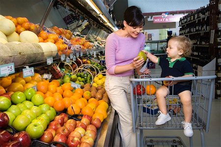 Caucasian mid-adult woman grocery shopping for fruit with young male toddler. Photographie de stock - Aubaine LD & Abonnement, Code: 400-04448940