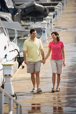 simsearch:400-03943979,k - MId-adult Caucasian couple holding hands and walking at harbor. Foto de stock - Super Valor sin royalties y Suscripción, Código: 400-04449057