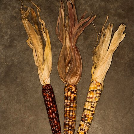 Three ears of multicolored Indian corn against black background. Fotografie stock - Microstock e Abbonamento, Codice: 400-04449149