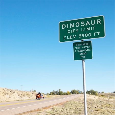 City limit sign for city of Dinosaur, Colorado, USA. Foto de stock - Super Valor sin royalties y Suscripción, Código: 400-04449597