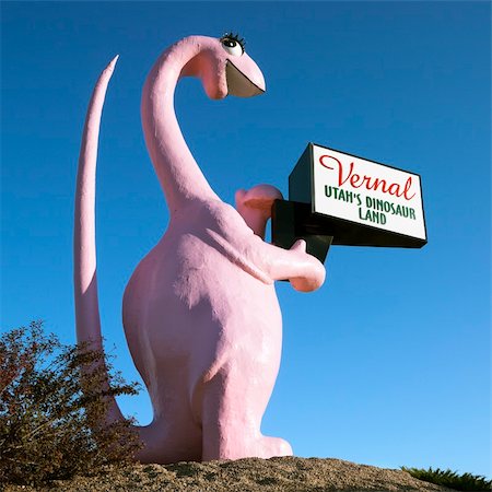 Pink dinosaur holding sign for city of Vernal, Utah. Foto de stock - Super Valor sin royalties y Suscripción, Código: 400-04449598