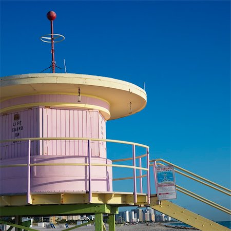 simsearch:851-02964111,k - Pink art deco lifeguard tower closed up on beach in Miami, Florida, USA. Foto de stock - Super Valor sin royalties y Suscripción, Código: 400-04449775