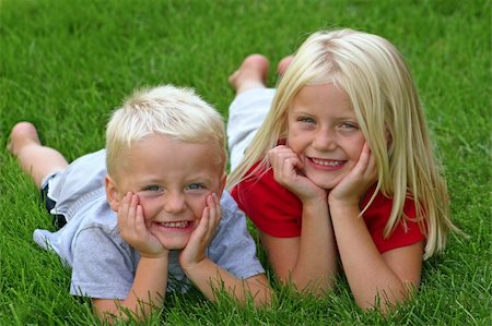 simsearch:400-04449607,k - Kids Laying in Grass with chin in hands Photographie de stock - Aubaine LD & Abonnement, Code: 400-04440023