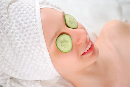 simsearch:400-03916522,k - Woman laying on towel with cucumbers on her eyes Foto de stock - Super Valor sin royalties y Suscripción, Código: 400-04440335