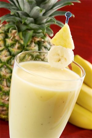 simsearch:400-03918701,k - A glass of fresh pineapple banana smoothie Foto de stock - Royalty-Free Super Valor e Assinatura, Número: 400-04440664