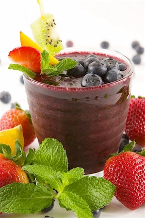 simsearch:400-03918701,k - A glass of blueberry smoothie Foto de stock - Royalty-Free Super Valor e Assinatura, Número: 400-04440666