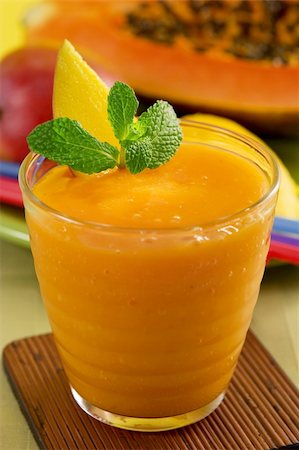 simsearch:400-03918701,k - Mango papaya smoothie Foto de stock - Royalty-Free Super Valor e Assinatura, Número: 400-04440669