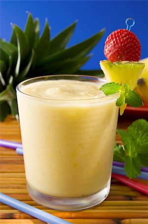 simsearch:400-03918701,k - A glass of fresh pineapple banana smoothie Foto de stock - Royalty-Free Super Valor e Assinatura, Número: 400-04440671