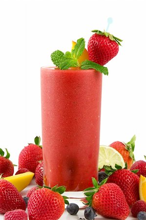 simsearch:400-03918701,k - A glass of strawberry smoothie surrounded by fresh fruits Foto de stock - Royalty-Free Super Valor e Assinatura, Número: 400-04440673