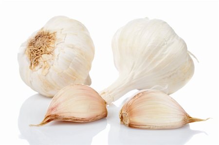 simsearch:400-05919877,k - Garlics and cloves reflected on white background. Shallow DOF Stock Photo - Budget Royalty-Free & Subscription, Code: 400-04441363